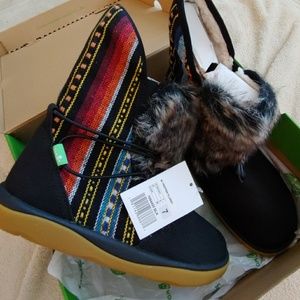 sanuk tripper flurry